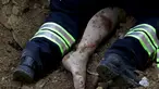 Petugas mendapatkan kaki salah satu korban longsor di Santa Catarina Pinula, Guatemala City (2/10/2015). Musibah tanah longsor ini menewaskan sedikitnya 73 orang dan sebanyak 600 orang dinyatakan hilang. (Reuters/ Josue Decavele)