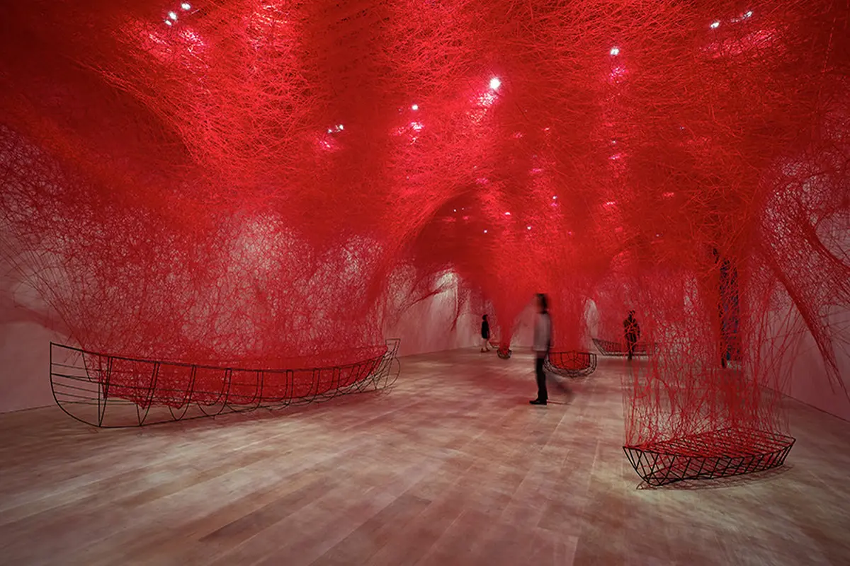 Instalasi Benang Simbol Koneksi yang Menggetarkan Jiwa Karya Chiharu Shiota di Museum MACAN