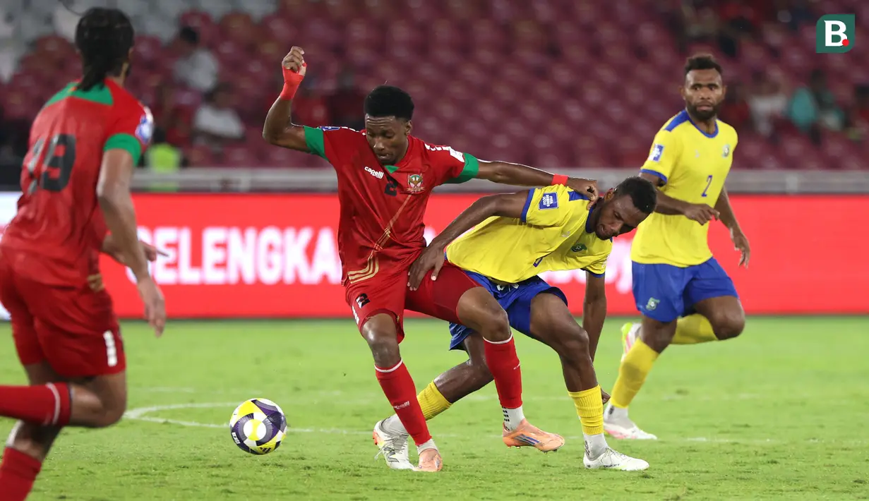 Pemain Timnas St Kitts and Nevis, Malique Roberts (kiri) berebut bola dengan pemain Kepulauan Solomon, Clivert Sam dalam laga perebutan peringkat ketiga FIFA Series 2026 di Stadion Utama Gelora Bung Karno, SUGBK, Senayan, Jakarta, Senin (30/03/2026). (Bola.com/M Iqbal Ichsan)