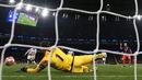 Kiper Tottenham Hotspur Hugo Lloris menepis tendangan penalti penyerang Manchester City Sergio Aguero saat bertanding pada leg pertama perempat final Liga Champions 2018-2019 di Tottenham Hotspur Stadium, London, Selasa (9/4). (Reuters/Paul Childs)