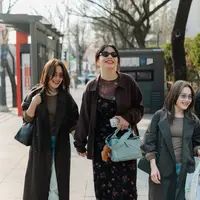 Intip tampilan kompak Ayu Ting Ting dan Hesti Purwadinata di Korea Selatan [@ayutingting92].