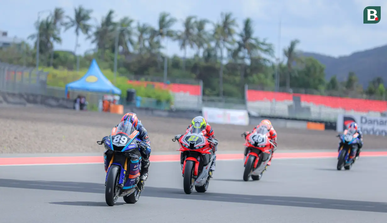 <p>Pembalap Yamaha Racing Indonesia, Wahyu Nugroho (kiri) memimpin balapan Race 1 SS600 Asia Road Racing Championship (ARRC) Mandalika 2025 di Sirkuit Internasional Mandalika, Lombok, Nusa Tenggara Barat, Sabtu (30/08/2025). (Bola.com/Bagaskara Lazuardi)</p>