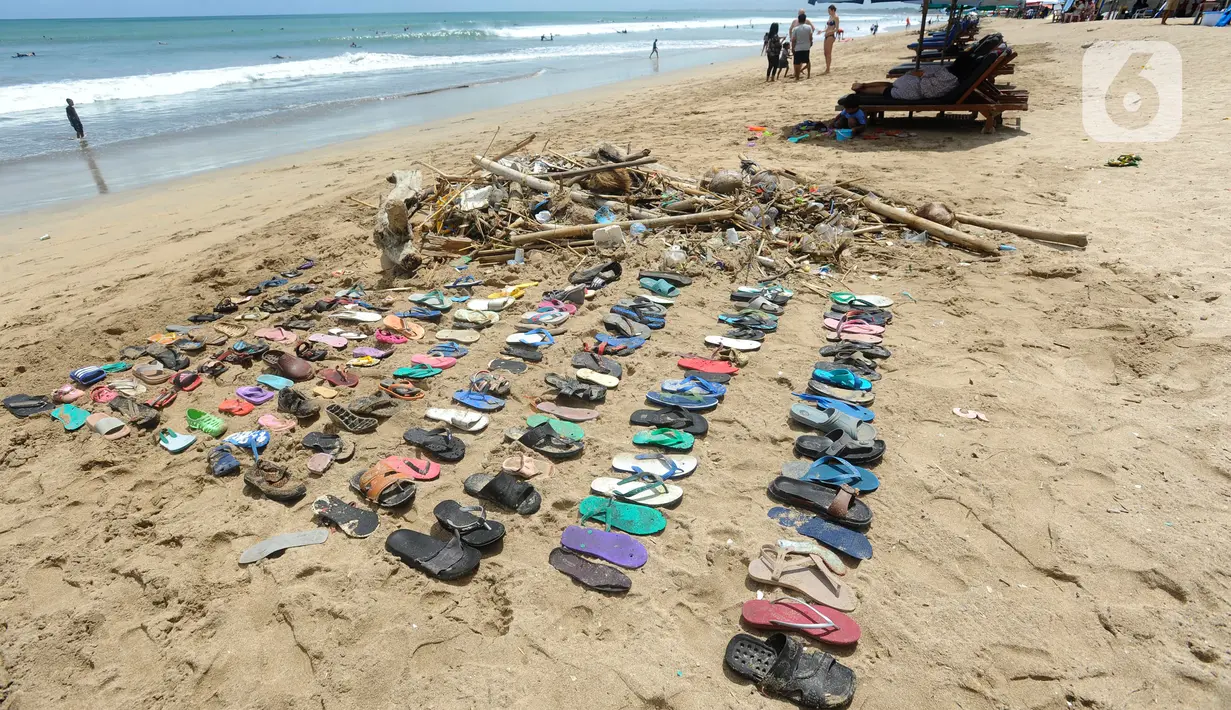 Sejumlah sampah sandal dan sepatu yang dikumpulkan wisatawan asal Belanda dari Pantai Kuta. (merdeka.com/Arie Basuki)