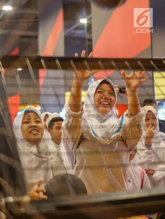 Sejumlah anak-anak menikmati permainan pada acara Ngabuburit Bareng Anak Yatim di Timezone Lippo Mall Kemang, Jakarta, Kamis (23/5/2019). Kegiatan yang bekerjasama dengan Baznas diharapkan dapat memberi keceriaan kepada anak-anak di bulan suci Ramadan. (Liputan6.com/Fery Pradolo)