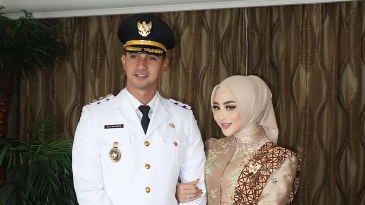 Anggun Berkebaya, 5 Potret Margin Wieheerm Dampingi Ali Syakieb saat Pelantikan Wakil Bupati Bandung
