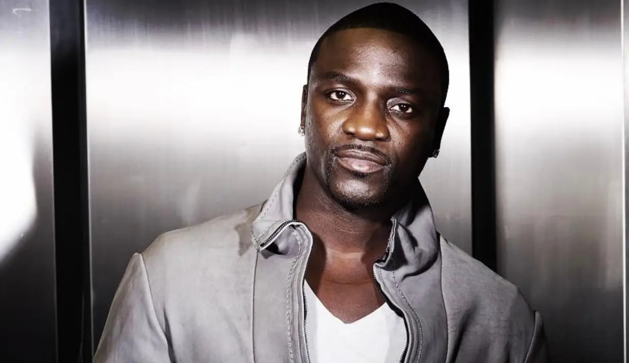 Akon lahir sebagai seorang Muslim. Ia pun bangga sebagai seorang musisi Islam. (Sumber Foto: SOHH)