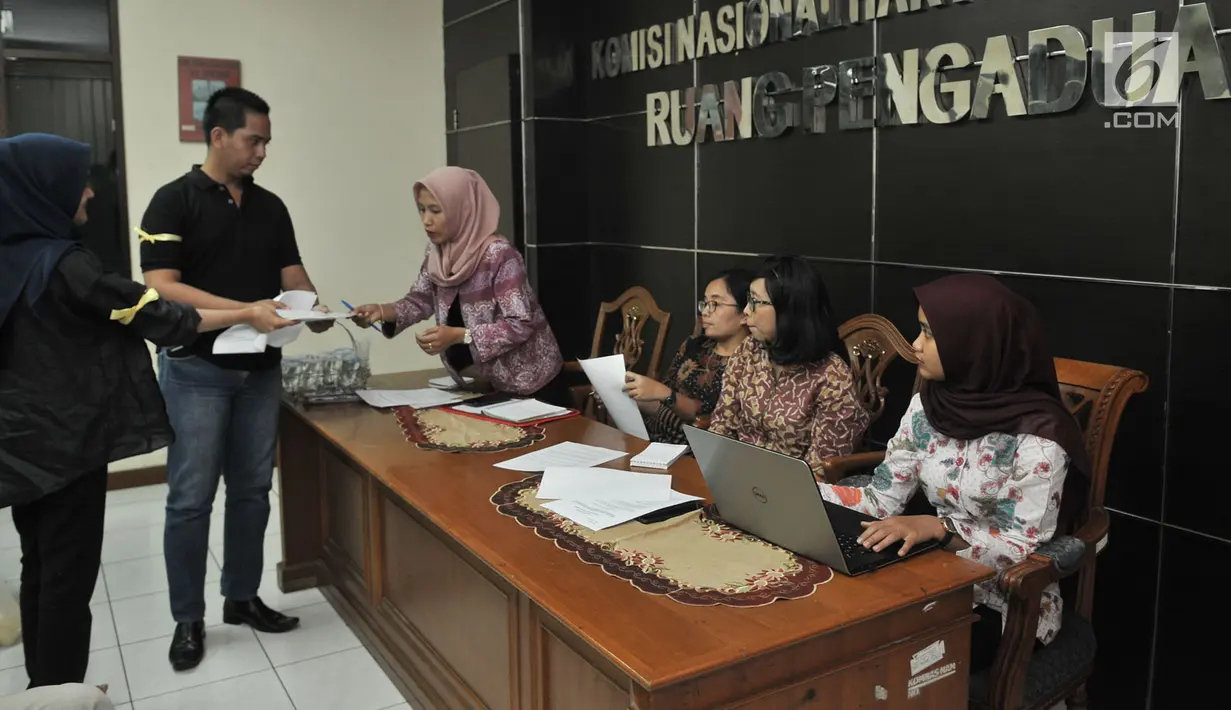 Anggota Gerakan Pita Kuning Kolaborasi Millenial Nusantara memberikan dokumen terkait meninggalnya petugas KPPS kepada Tim Pemantau Pemilu Komnas HAM di Kantor Komnas HAM, Jakarta, Kamis (2/5/2019). Menurut KPU per 1 Mei 2019, 380 petugas KPPS meninggal dunia. (merdeka.com/IqbalNugroho)