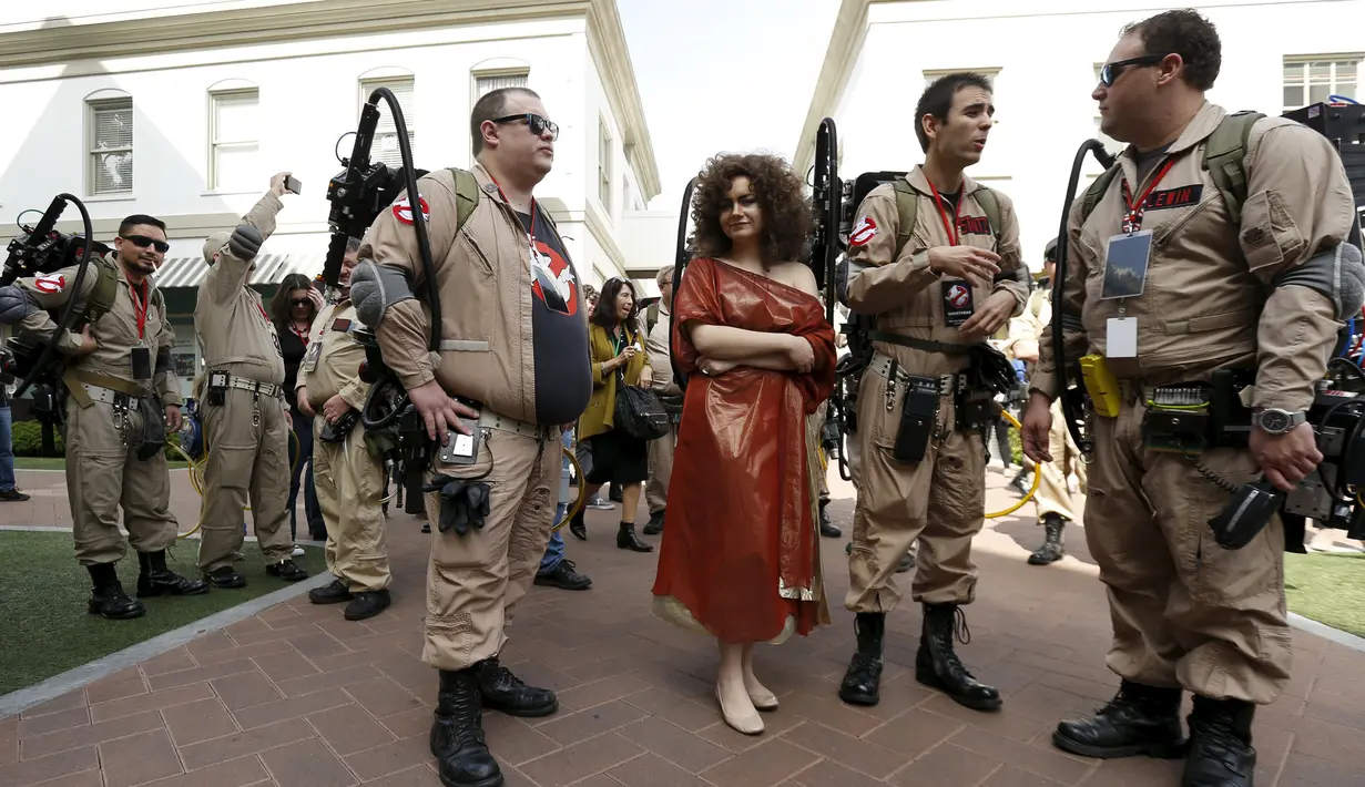 Sejumlah orang mengenakan kostum Ghostbusters berkumpul di Sony Studios, Culver City, California, (2/3). Para penggemar film " Ghostbusters " dikumpulkan untuk melakukan foto bersama. (REUTERS / Mario Anzuoni)