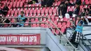 Petugas keamanan adat Bali yang dikenal sebagai Pecalang berjaga di area tribun VIP Stadion Kapten I Wayan Dipta, Gianyar, Bali, saat laga semifinal Piala Presiden 2026 antara Persib Bandung melawan Persija Jakarta, Selasa (4/8/2026). Kehadiran Pecalang turut membantu menjaga keamanan dan ketertiban selama pertandingan berlangsung. Persib menutup laga dengan kemenangan 2-1 untuk memastikan langkah ke partai final Piala Presiden 2026. (Bola.com/Alit Binawan)
