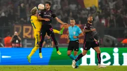 Pemain HJK Helsinki Santeri Vaanaenen (kiri) berebut bola udara dengan pemain AS Roma Matias Vina pada pertandingan sepak bola Liga Europa di Stadion Olimpiade Roma, Italia, 15 September 2022. AS Roma menang dengan skor 3-0. (AP Photo/Alessandra Tarantino)