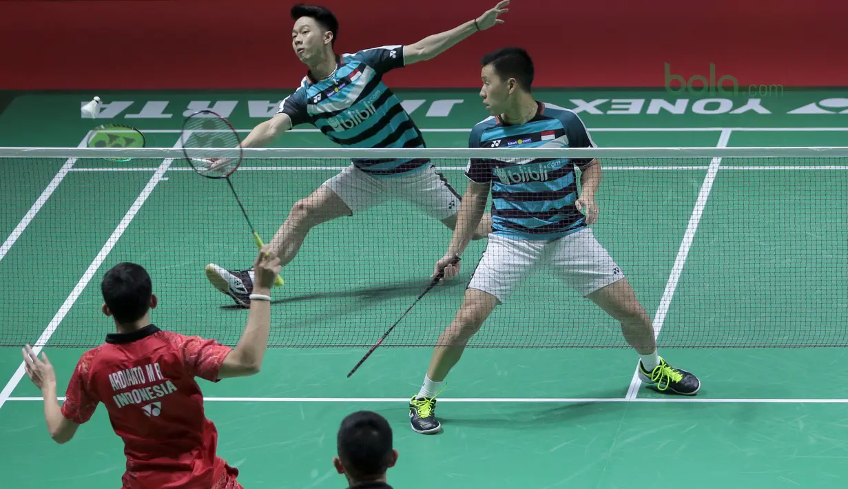 Aksi Kevin Sanjaya mengembalikan kok ke arah Fajar Alfian/Rian Ardianto pada semifinal Indonesia Open 2018 di Istora Senayan, Jakarta, (7/6/2018). Kevin/Marcus menang 21-13, 21-10. (Bola.com/Nick Hanoatubun)