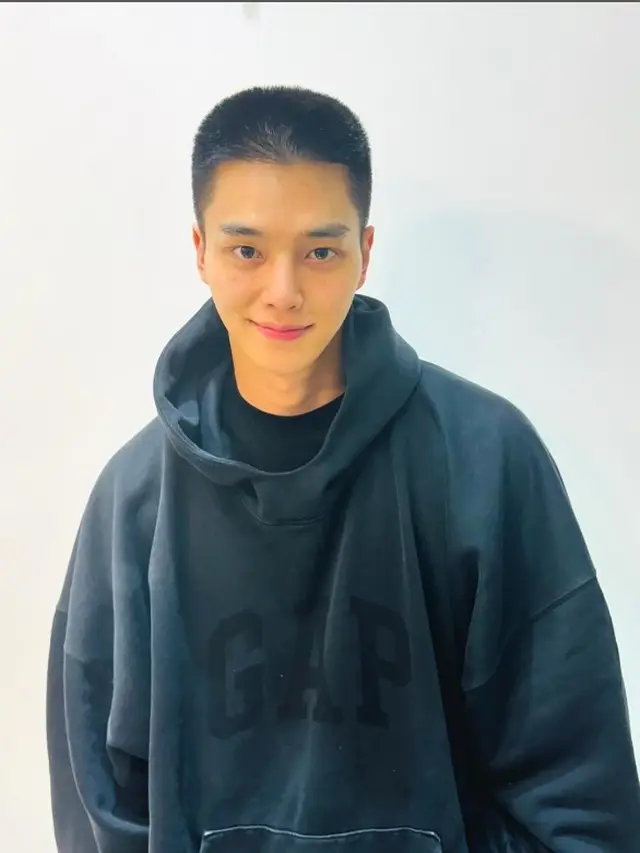 Song Kang Pamer Rambut Pendek dan Tulis Pesan Menyentuh untuk Fans Sebelum Masuk Wamil Sore Ini (instagram.com/songkang_b)