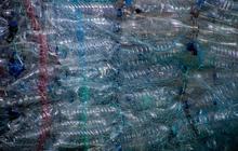 Banyak yang Dibiarkan Menumpuk di Sembarang Tempat, Mahasiswa UGM Berhasil Sulap Sampah Plastik Jadi Produk Meja dan Kursi