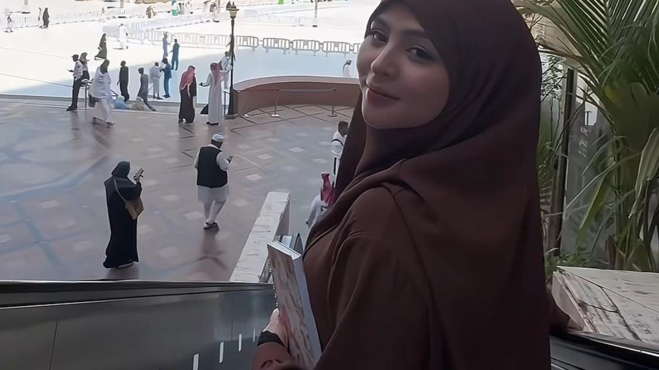 7 Potret Thya Sethya saat Pakai Hijab setelah Tinggalkan MMA, Sempat Tampil Bercadar Ketika Umroh