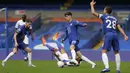 Gelandang Chelsea, Kai Havertz, berebut bola dengan penyerang Crystal Palace, Jordan Ayew, pada laga lanjutan Liga Inggris di Stamford Bridge, Sabtu (3/20/2020) malam WIB. Chelsea menang 4-0 atas Crystal Palace. (AFP/Kirsty Wigglesworth/pool)