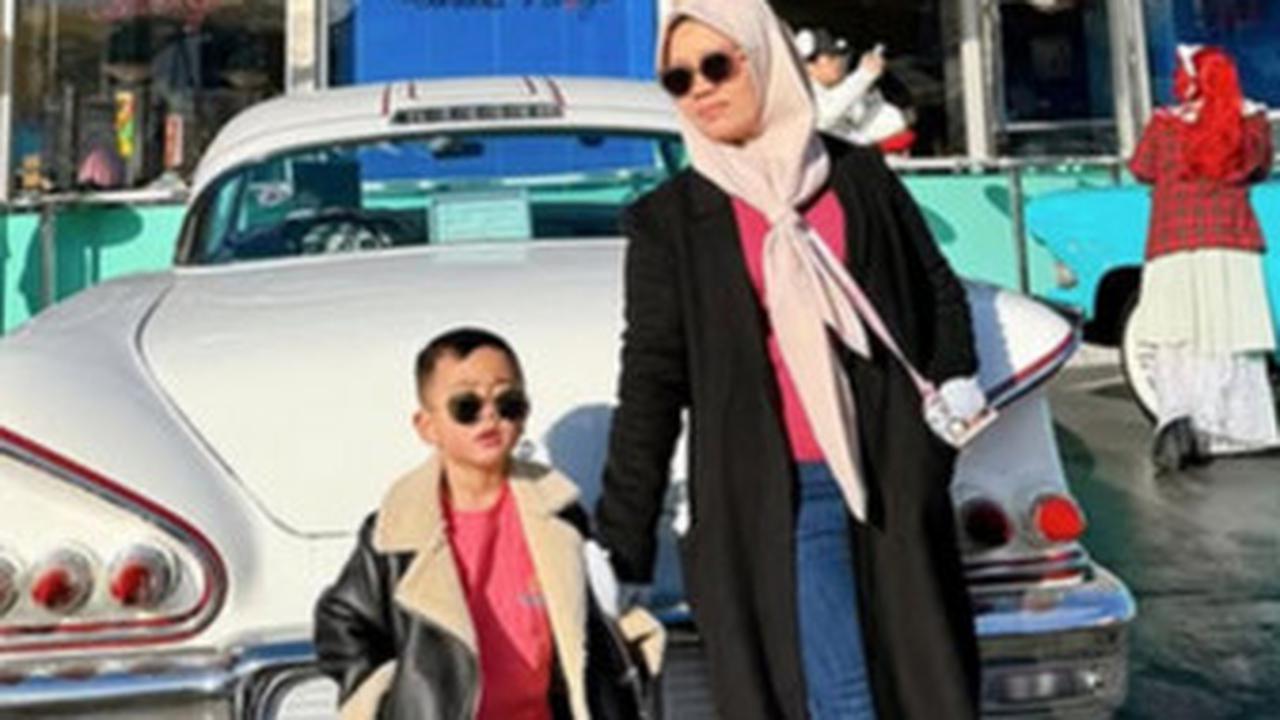 Potret Rayyanza & Sus Rini Tampil Bak Couple Pakai Baju Serasi di Jepang, Gandengan Tangan Gemas Banget