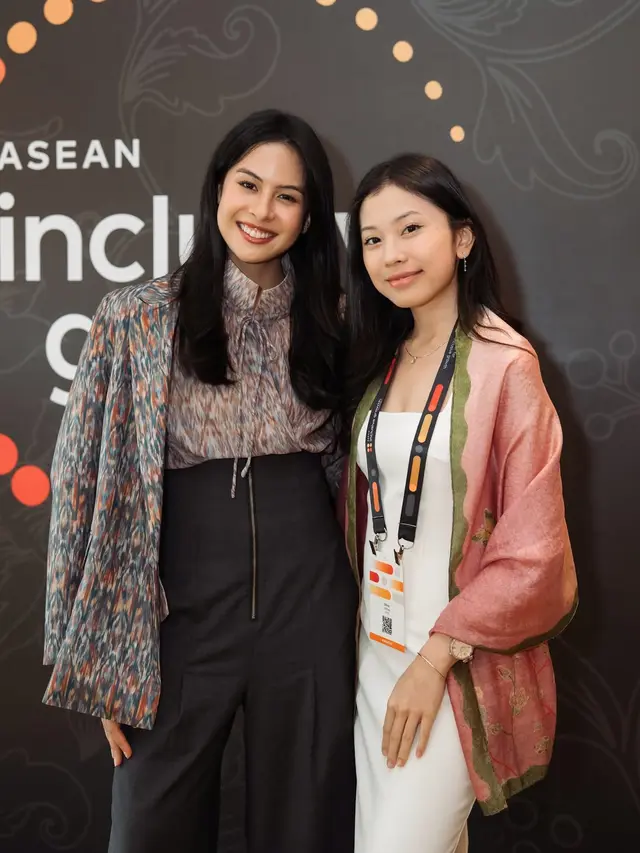 Gaya Lady Boss Maudy Ayunda Berbalut Blazer dan Blouse Ikat Hadiri Forum ASEAN