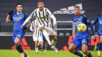 Pemain Juventus Cristiano Ronaldo mencetak gol ke gawang Udinese pada pertandingan Liga Italia di Allianz Stadium, Turin, Italia, Minggu (3/1/2021). Juventus menang 4-1 dengan sumbangan dua gol dari Cristiano Ronaldo. (Marco Alpozzi/LaPresse via AP)