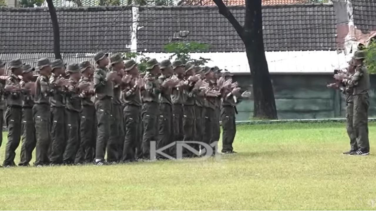 VIDEO: Penuh Semangat Siswa 'Lulus' dari Barak Militer Angkat Anggota TNI, Demul Teriak Bangga