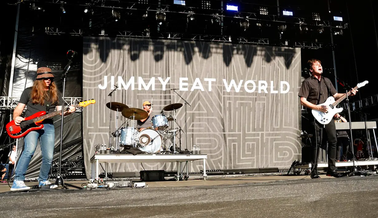 (kiri ke kanan) Rick Burch, Zach Lind, dan Jim Adkins dari Jimmy Eat World tampil pada hari ketiga Riot Fest 2022 di Douglass Park, Chicago, Amerika Serikat, 18 September 2022. (Photo by Rob Grabowski/Invision/AP)