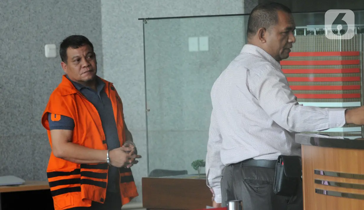 Kepala Dinas PUPR Kota Medan Isa Ansyari bersiap menjalani pemeriksaan perdana di gedung KPK, Jakarta, Selasa (22/10/2019). Isa Ansyari diperiksa sebagai tersangka dalam kasus suap terkait proyek dan jabatan pada Pemerintah Kota Medan tahun 2019. (merdeka.com/Dwi Narwoko)