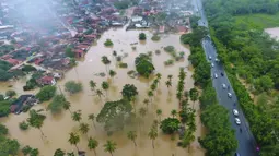 Pemandangan dari udara banjir akibat hujan lebat di Itapetinga, Negara Bagian Bahia, Brasil, 26 Desember 2021. Banjir mengakibatkan ribuan warga harus mengungsi ke tempat yang lebih aman. (Manuella LUANA/AFP)