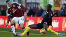 Pemain Manchester City, Yaya Toure, berebut bola dengan pemain Burnley, Stephen Ward, dalam laga Premier League di Stadion Turf Moor, Sabtu (26/11/2016). (Reuters/Andrew Yates)