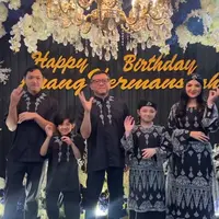 Rayakan ulang tahun Anang Hermansyah yang ke-56, Ashanty dan keluarga tampil kompak pakai sarimbit Lebaran. [@ashanty_ash].