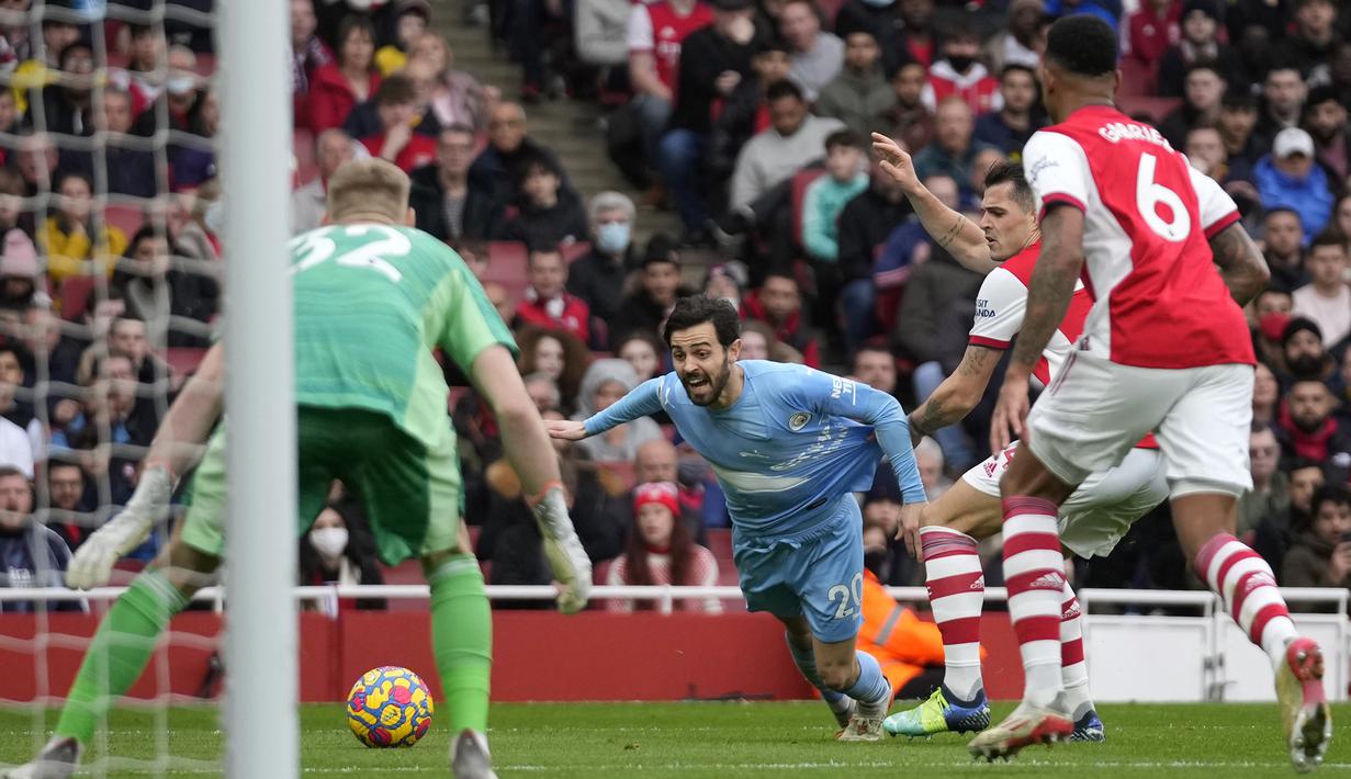 Pada babak kedua di menit ke-55 Bernardo Silva terjatuh di dalam kotak penalti Arsenal usai diganjal Granit Xhaka. (AP/Matt Dunham)