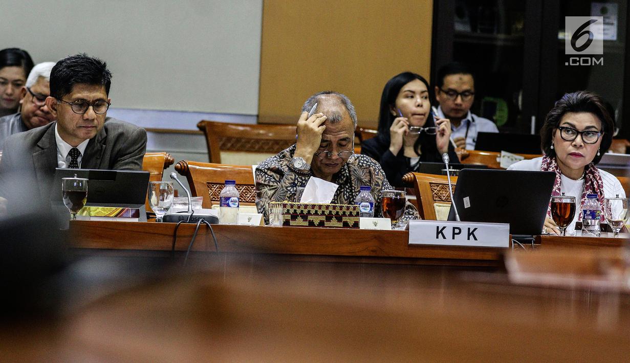 Ketua KPK Agus Rahardjo (tengah) bersama Wakill Pimpnan KPK, Laode Muhammad Syarif, Basaria Panjaitan, mengikuti Rapat Dengar Pendapat dengan Komisi III DPR, di Kompleks Parlemen Senayan, Jakarta, Senin (23/7). (Liputan6.com/Johan Tallo)