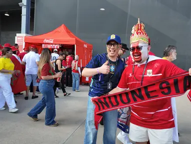 Mario Sonatha, suporter Timnas Indonesia hadir langsung di Metlife Stadium untuk menyaksikan laga Brasil vs Maroko di Metlife Stadium, Minggu (14/6/2026) dini hari WIB. Mario datang komplet dengan jersey dan topi tokoh wayang Kresna. (Bola.com/Hery Kurniawan)