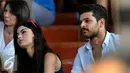 Pemeran Zeynep di Serial Elif, Gulcin Tuncok  (kiri) bersama Selim (Emre Kivilcim) saat menonton pertunjukan barong di Bali, Kamis (27/8/2015) Para pemain Elif sangat antusias dalam melihat pertunjukan Barong tersebut. (Liputan6.com/Herman Zakharia)