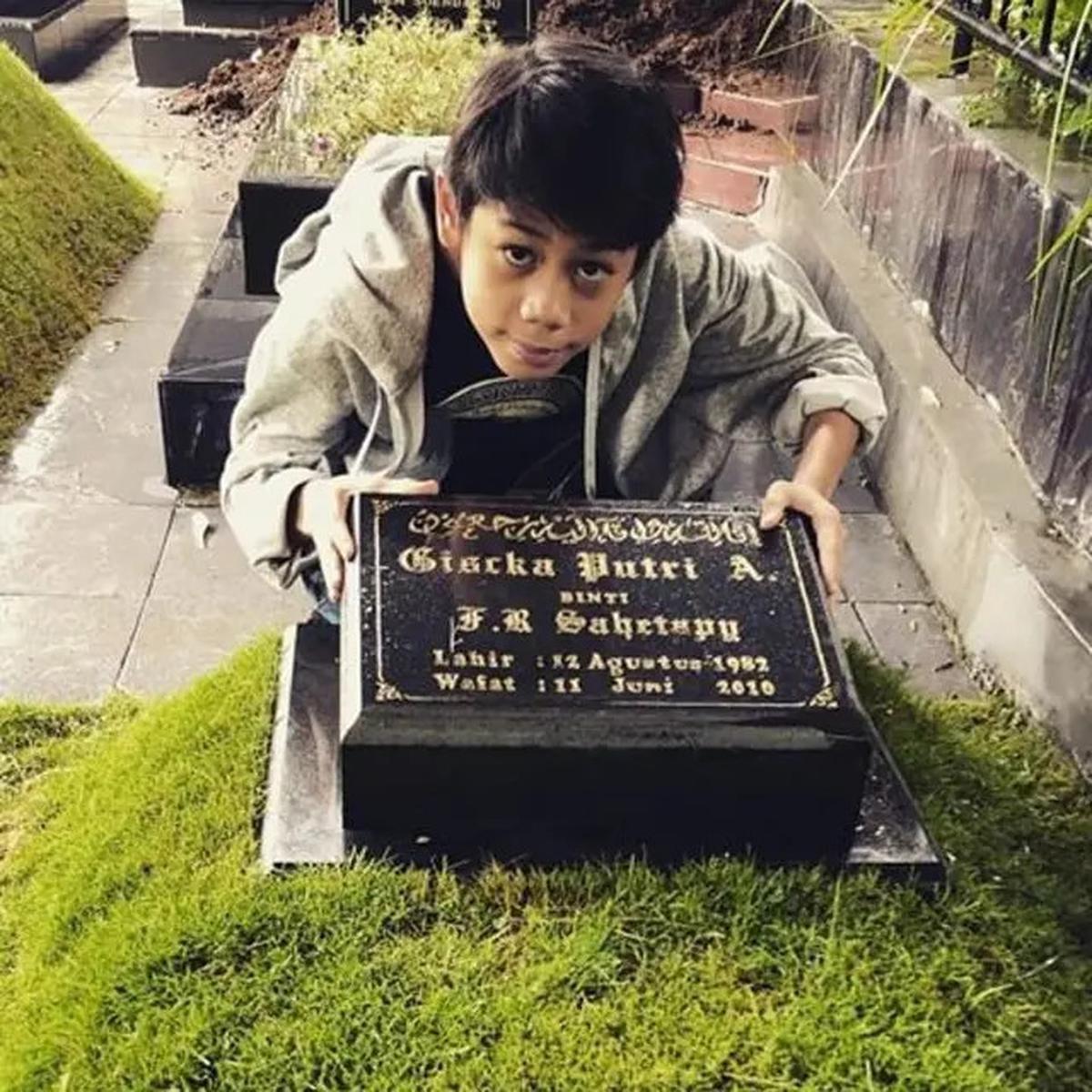 6 Potret Kenangan Gisca Putri Anak Dewi Yull dan Buah Hatinya, Meninggal di Usia 28 Tahun