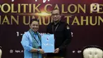 Ketua Ketua Komisi Pemilihan Umum (KPU), Hasyim Asy'ari (kanan) menerima berkas pendaftaran Partai Politik Calon Peserta Pemilu 2024 dari Ketua Partai Gelombang Rakyat (Gelora) Indonesia, Anis Matta di Gedung KPU, Jakarta, Minggu (7/8/2022). Hingga hari ketujuh masa pendaftaran, tercatat sudah 14 Partai Politik mendaftar untuk ikut dalam Pemilu 2024. (Liputan6.com/Helmi Fithriansyah)