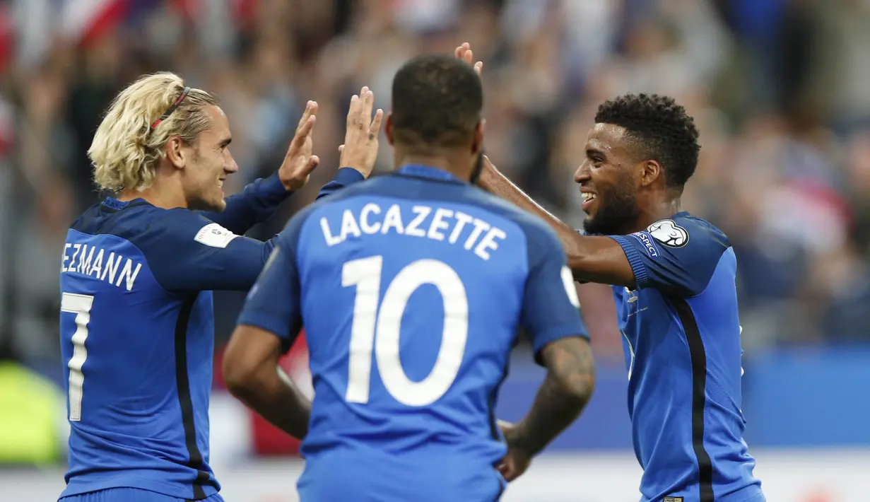 Para pemain Prancis merayakan gol Thomas Lemar (kanan) saat melawan Belanda pada kualifikasi Piala Dunia 2018 Grup A di Stade de France stadium, Saint-Denis, (31/8/2017). Prancis menang 4-0. (AP/Christophe Ena)