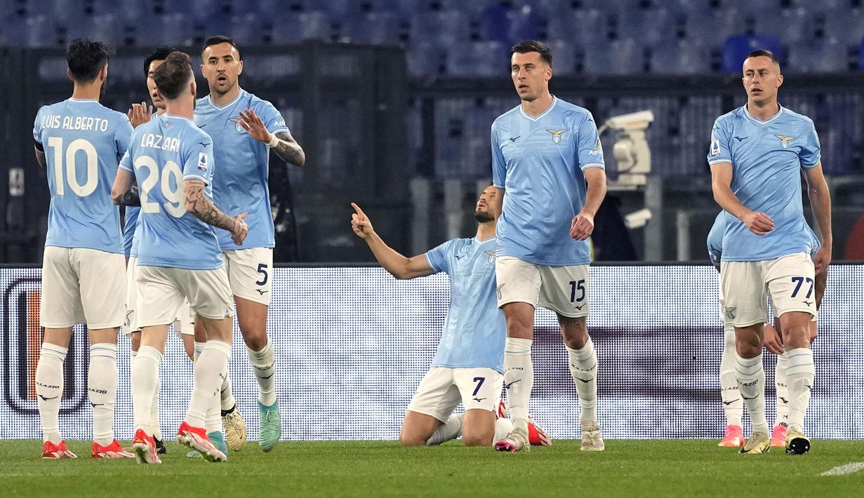 Pemian Lazio merayakan gol yang dicetak oleh Felipe Anderson (tengah) pada laga lanjutan Liga Italia 2023/2024 di Olympic Stadium, Roma, Italia, Sabtu (13/04/2024) dini hari WIB. (AP Photo/Andrew Medichini)