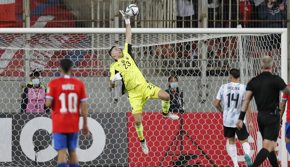 Di sepuluh menit terakhir Argentina mampu menampilkan pertahanan yang solid dalam meredam serangan Cile. Di antaranya adalah penyelamatan gemilang Emiliano Martinez yang mampu menahan tandukan Ben Brereton dari jarak dekat. (AFP/Pool/Javier Torres)