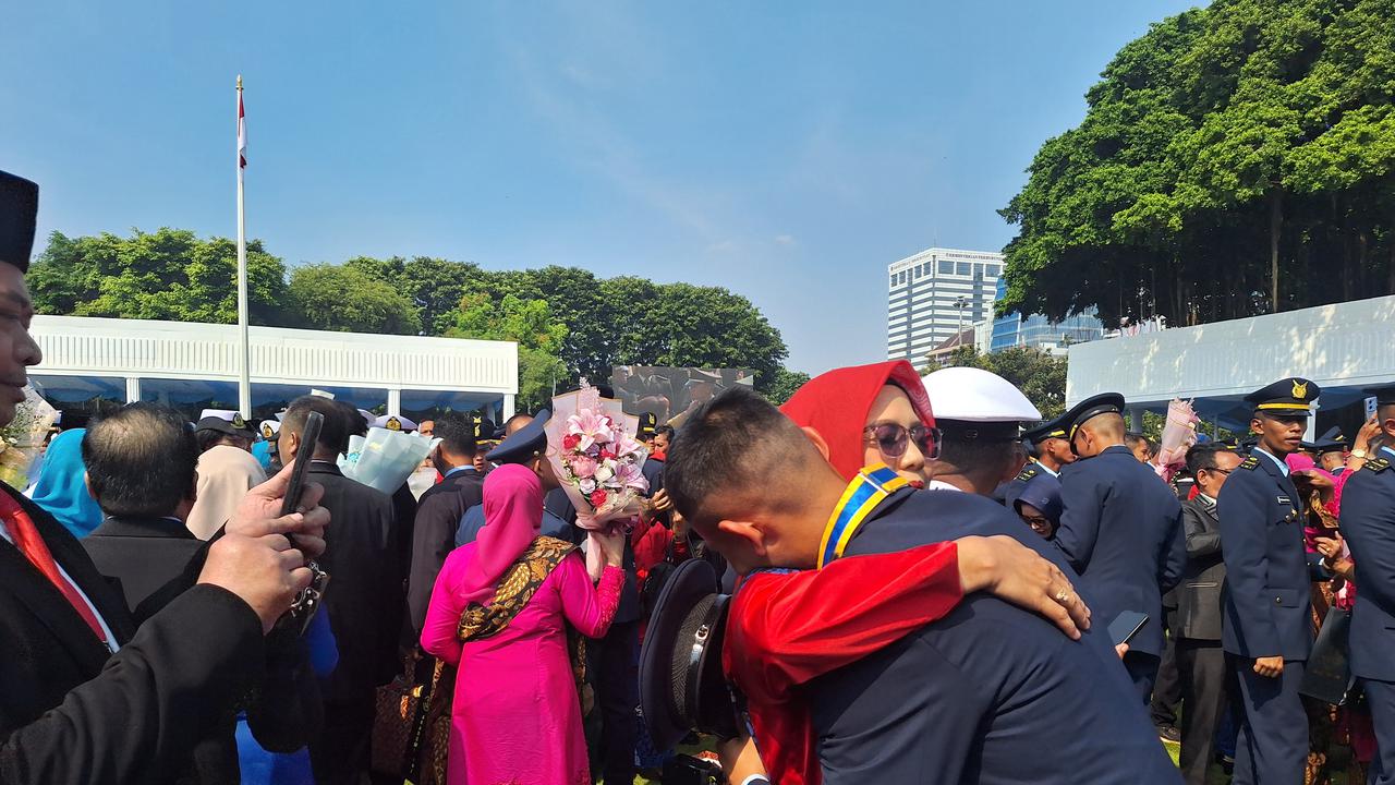 Perwira TNI AU Sujud di Kaki Ibu Usai Dilantik