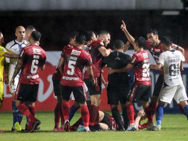 Pertandingan berlangsung dengan tempo cukup tinggi. Bali United dan PSIS Semarang saling adu serangan namun laga berlangsung dengan alot. Laga berlangsung cukup keras. Sejumlah peluang sempat tercipta, tapi sayangnya tak tercipta satu gol pun di laga ini. (Bola.com/Bagaskara Lazuardi)