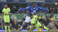 Pemain Everton, Romelu Lukaku mencoba melewati pemain Manchester City Nicolas Otomendi pada leg pertama semi-final Piala Liga Inggris di Stadion Goodison Park, Liverpool, Rabu (6/01/2016). (AFP Photo/Paul Ellis)