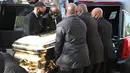 Peti mati berisi jenazah George Floyd dibawa setelah penghormatan terakhir di Gereja Fountain of Praise, Houston, Amerika Serikat, Senin (8/6/2020). Peti mati George Floyd dibuat oleh produsen peti mati emas terkenal di seluruh dunia, Batesville Casket Company. (Joe Raedle/Getty Images/AFP)
