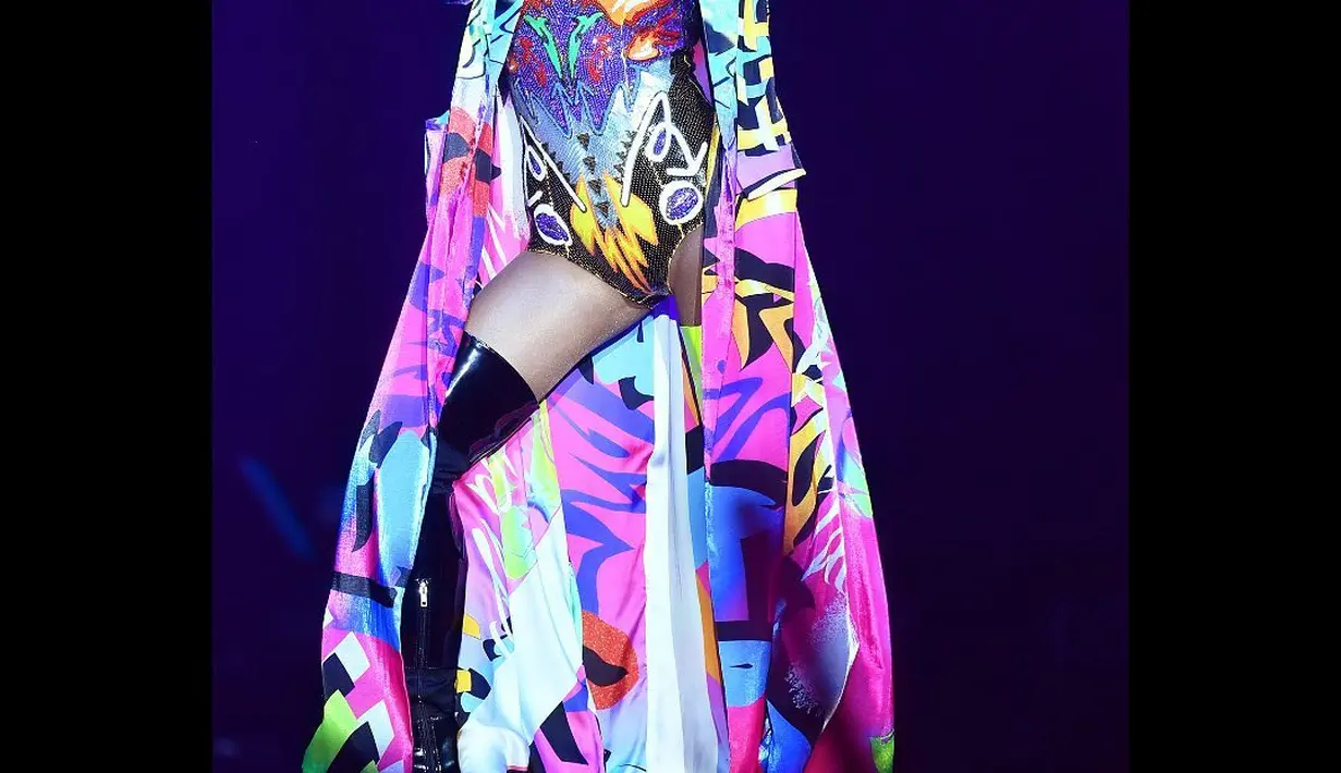 Seperti potret ini, Coco tampil nyentik dengan bodysuit dan long coat motif abstrak warna-warni,