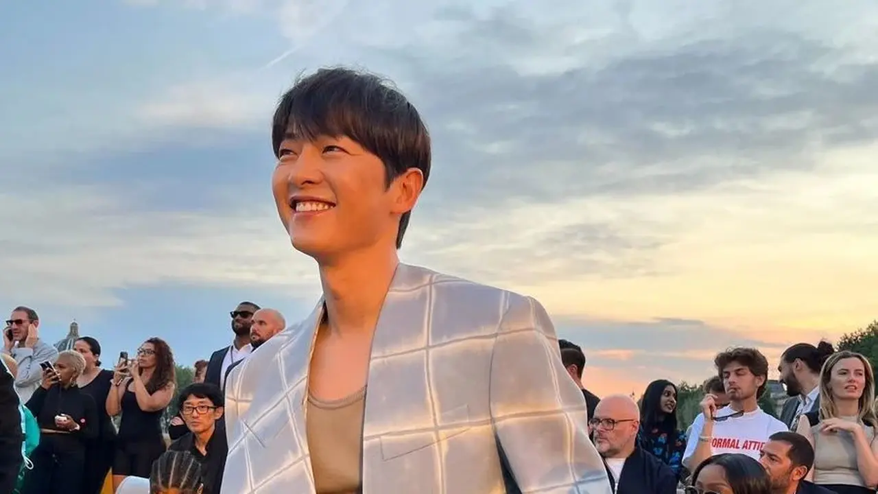 Gaya Hot Daddy Song Joong Ki di Show Perdana Louis Vuitton Karya Pharell Williams