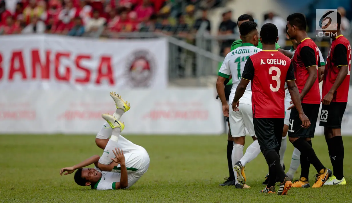 Pemain timnas Indonesia Evan Dimas terjatuh saat keributan dalam laga penyisihan grup B SEA Games XXIX Kuala Lumpur di Stadion Majlis Perbandaran Selayang, Malaysia, Minggu (20/8). (Liputan6.com/Faizal Fanani)