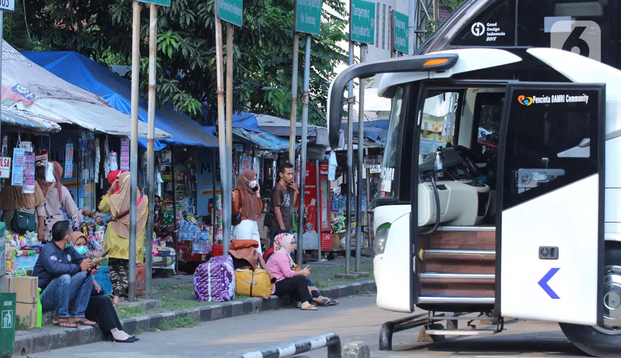 Sejumlah calon penumpang yang akan mudik ke kampung halaman saat ingin menaiki bus antar kota antar provinsi di Terminal Poris Plawad, Tangerang, Banten, Jumat (30/4/2021). (Liputan6 com/Angga Yuniar)