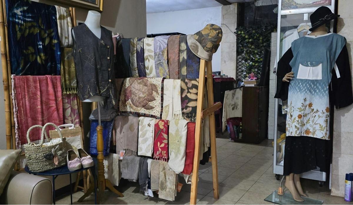 Qaniacraft Ecoprint, usaha milik Aminah Tri Astuti  yang mengusung konsep sustainable fashion semakin sukses berkat binaan BRI