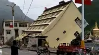 Bangunan runtuh terseret air sungai di Tibet. (Screen Grab)