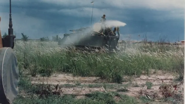 Militer AS menyemprotkan Agent Orange pada Perang Vietnam (US Army / Wikimedia / Creative Commons)