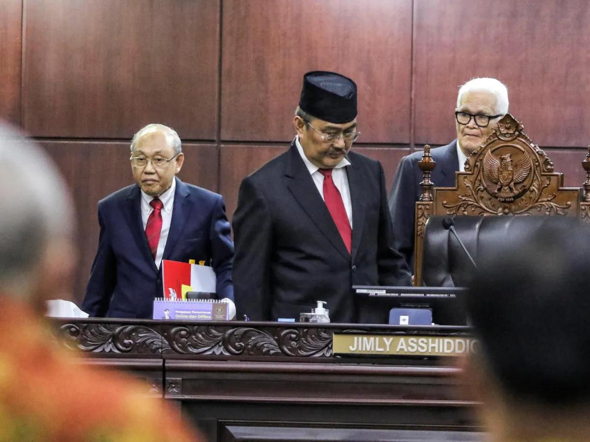 Anwar Usman juga dijatuhi sanksi oleh Jimly.<br>