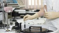 Ilustrasi percobaan medis di laboratorium. (Sumber Pixabay/DarkoStojanovic via Creative Commons)